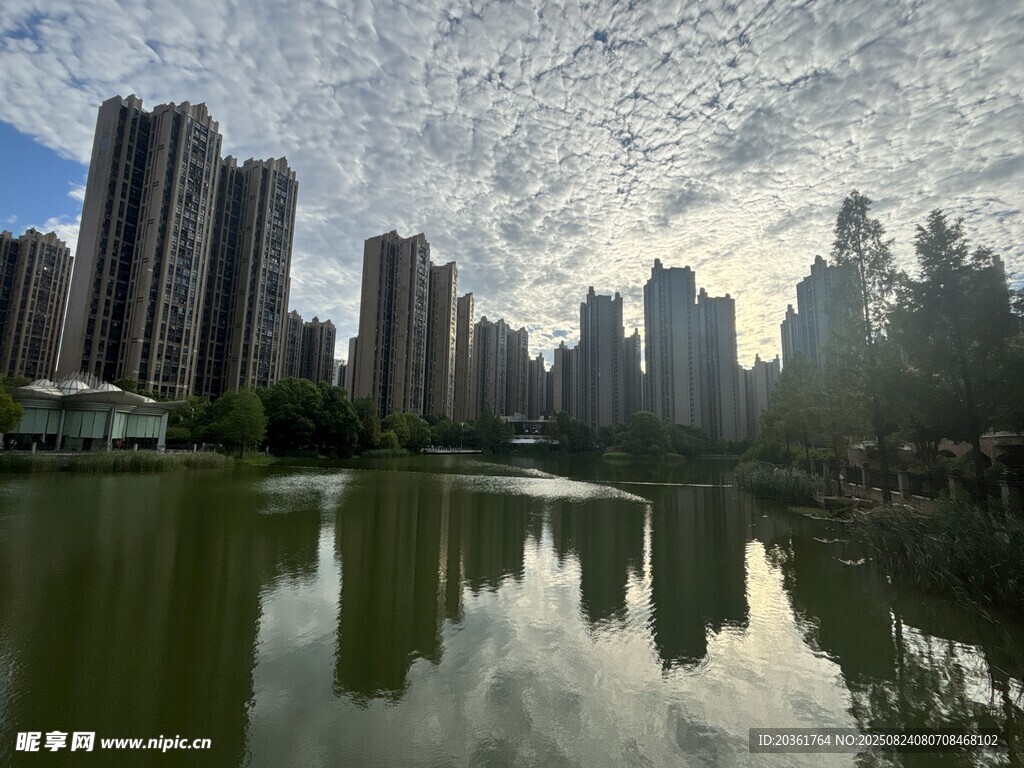 湖畔高楼映景