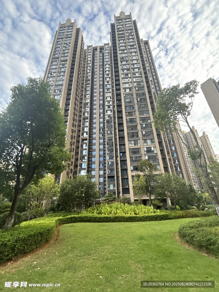 高层住宅旁的绿意景观