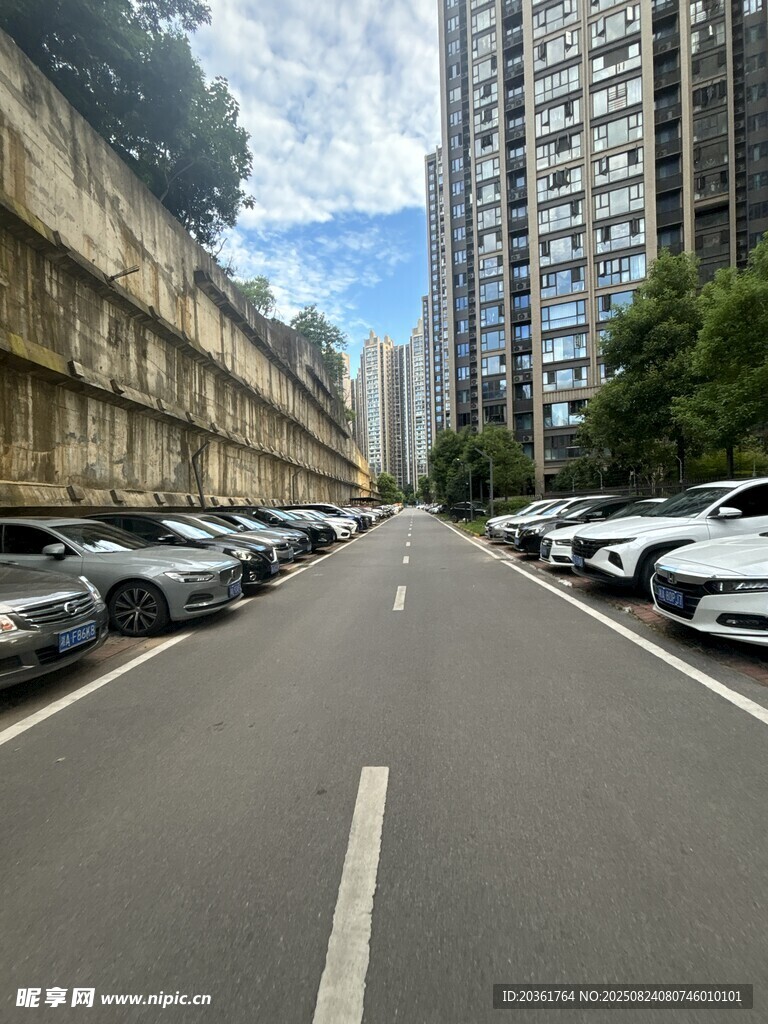 城市街道两旁的停车景象