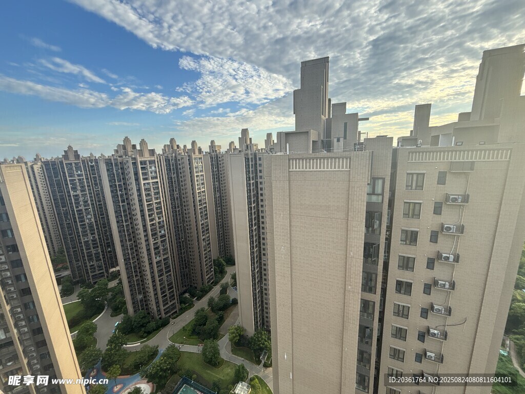 城市高楼林立的天际景观