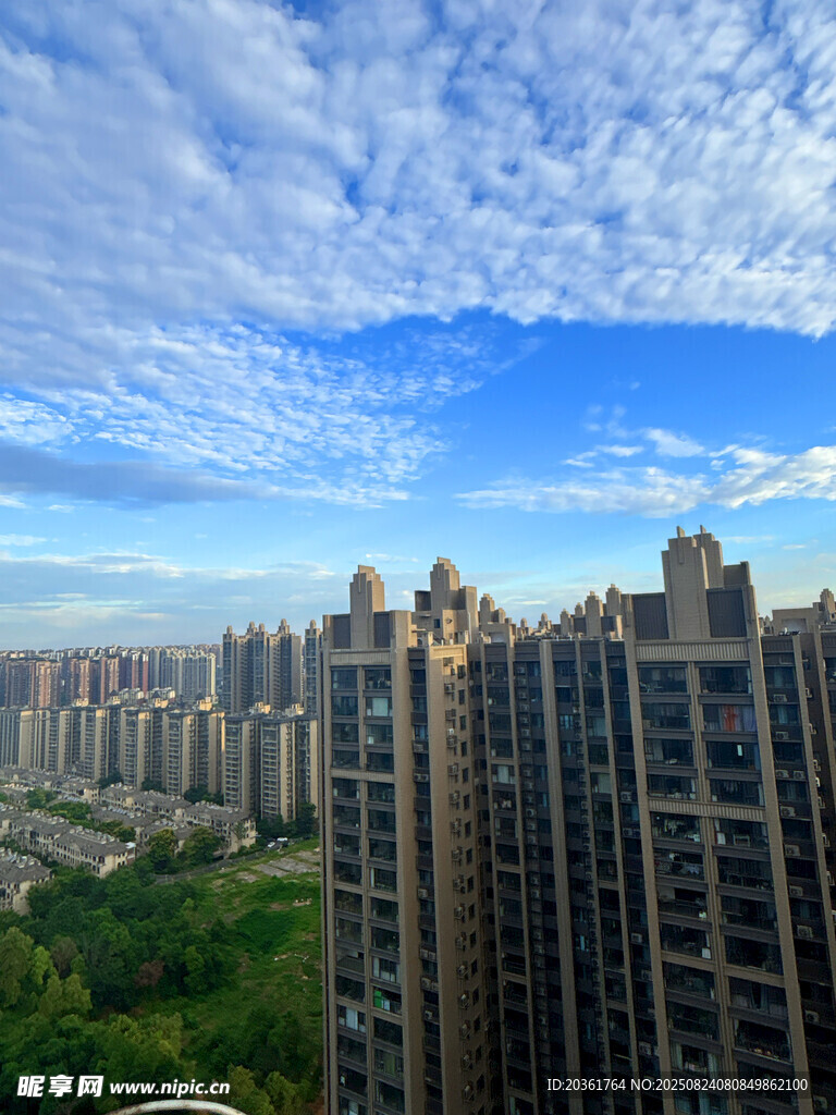 城市高楼与蓝天白云景观