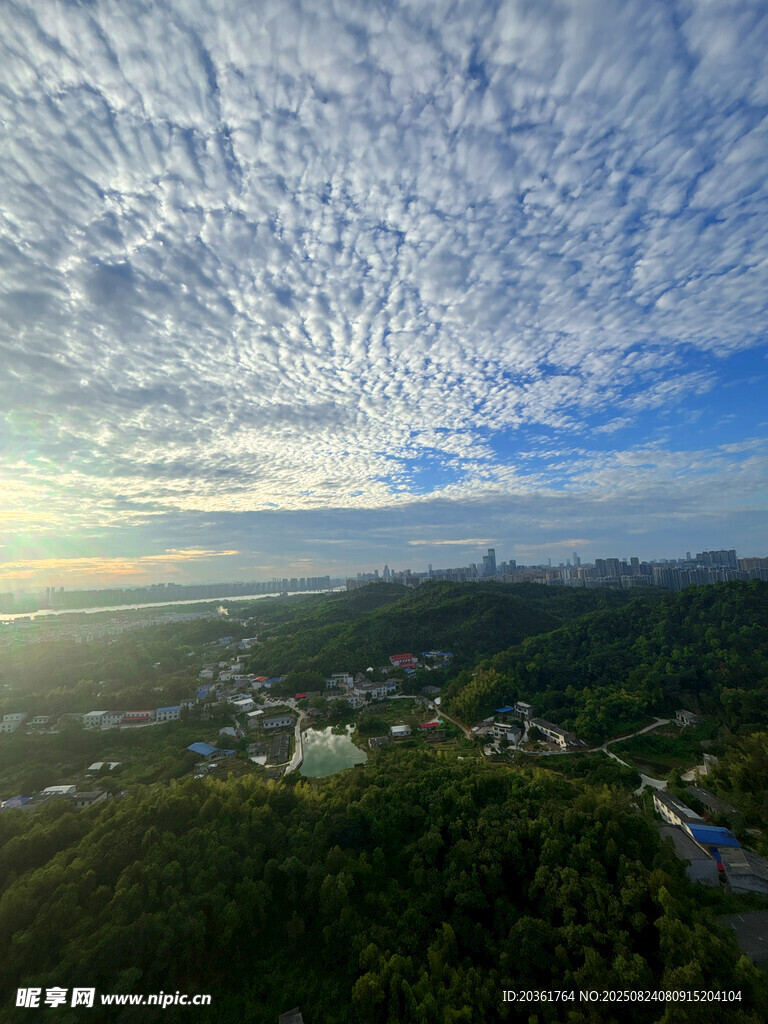 日出时分山林上空的云彩