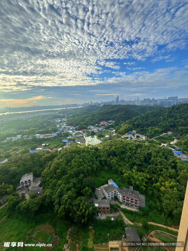 俯瞰绿意盎然的乡村美景