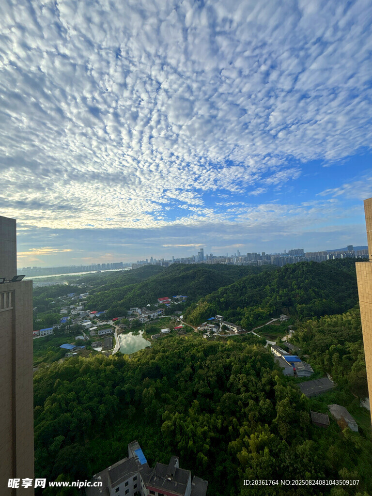 高空俯瞰城市与自然景观