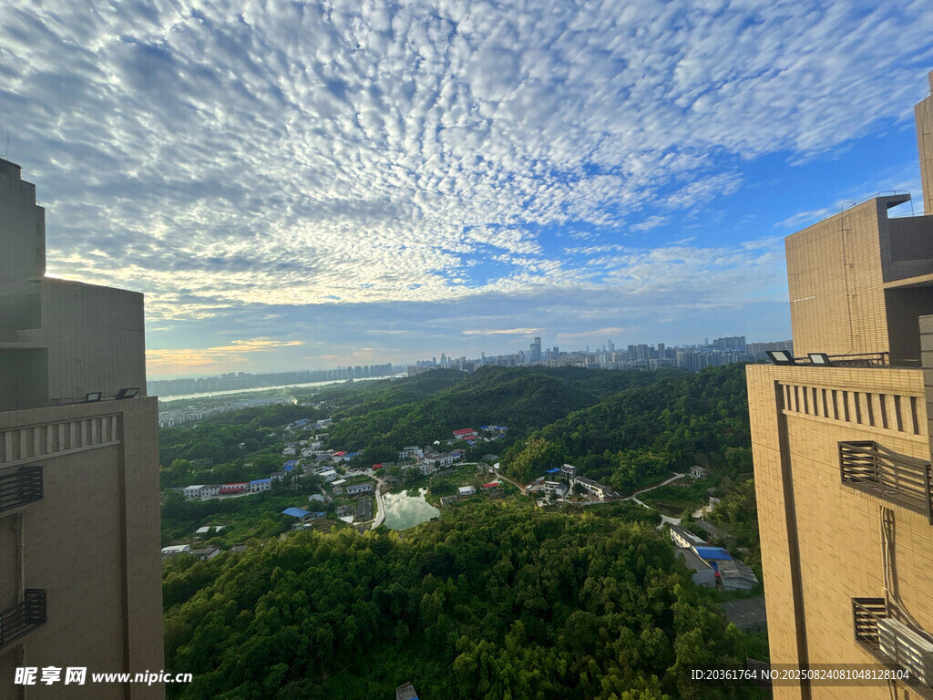 高层俯瞰城市与自然美景