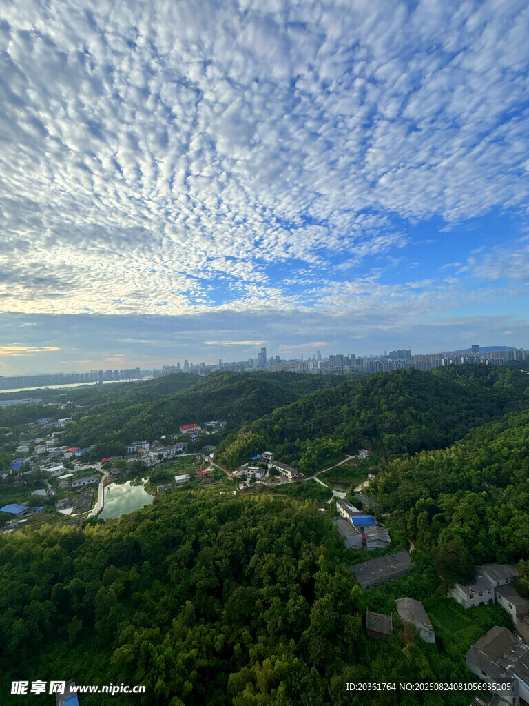 俯瞰青山绿水间的美丽景致