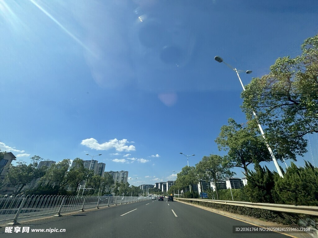 宽阔公路蓝天白云绿树