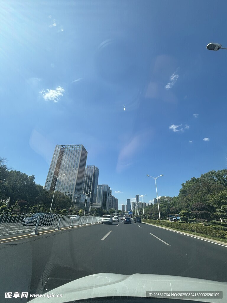 车内视角的城市道路风景