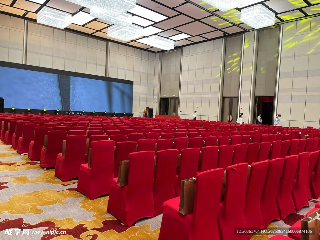 宽敞会场的红色座椅排列