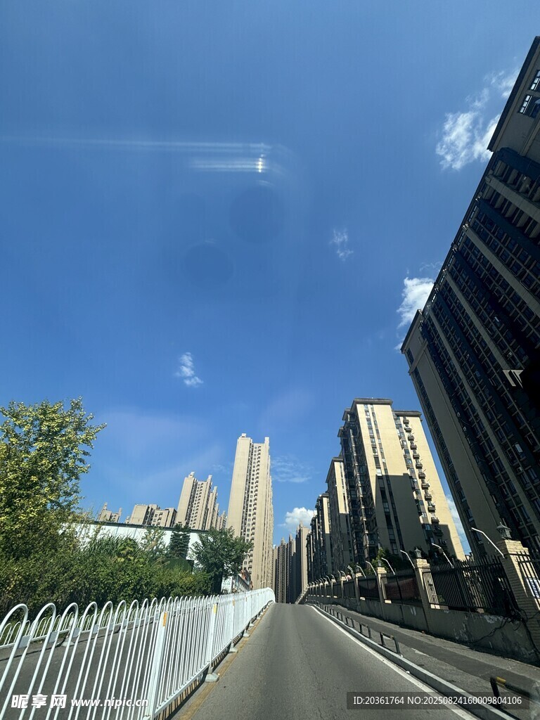 城市道路旁的高楼景观