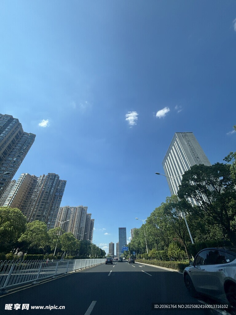 城市道路旁的高楼与蓝天