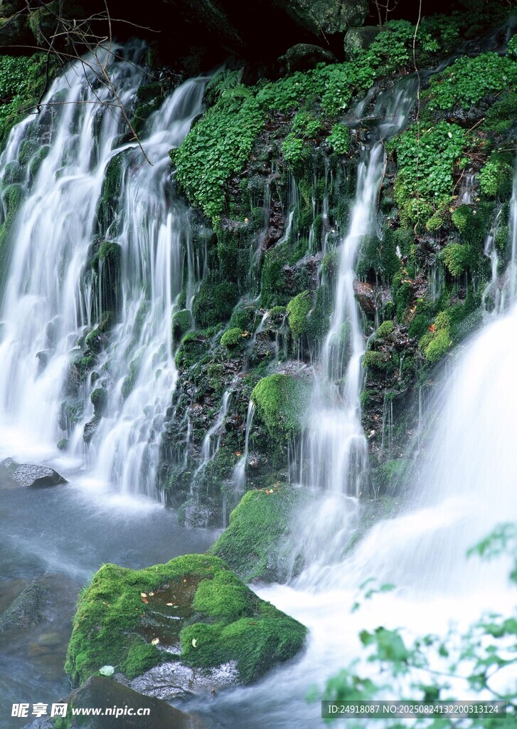 山间飞瀑 绿意盎然的景致