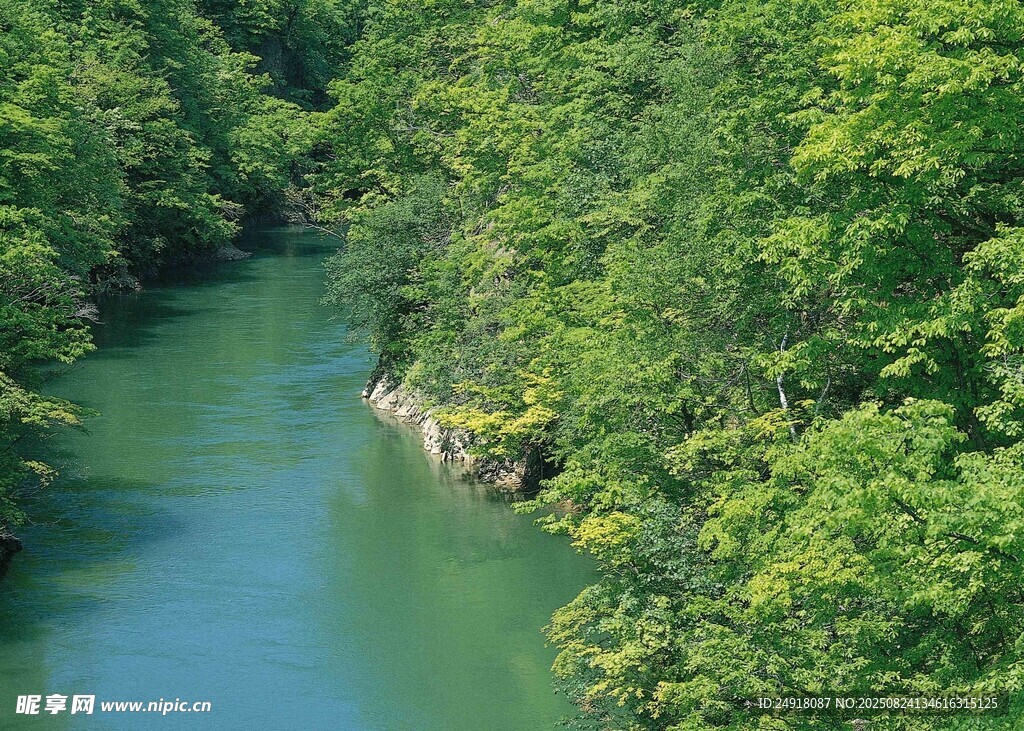 青山环抱的清澈河流