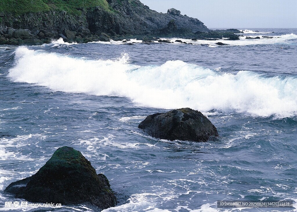 海浪拍击礁石的壮阔景象