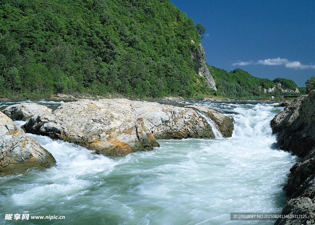 山间湍急溪流与嶙峋怪石
