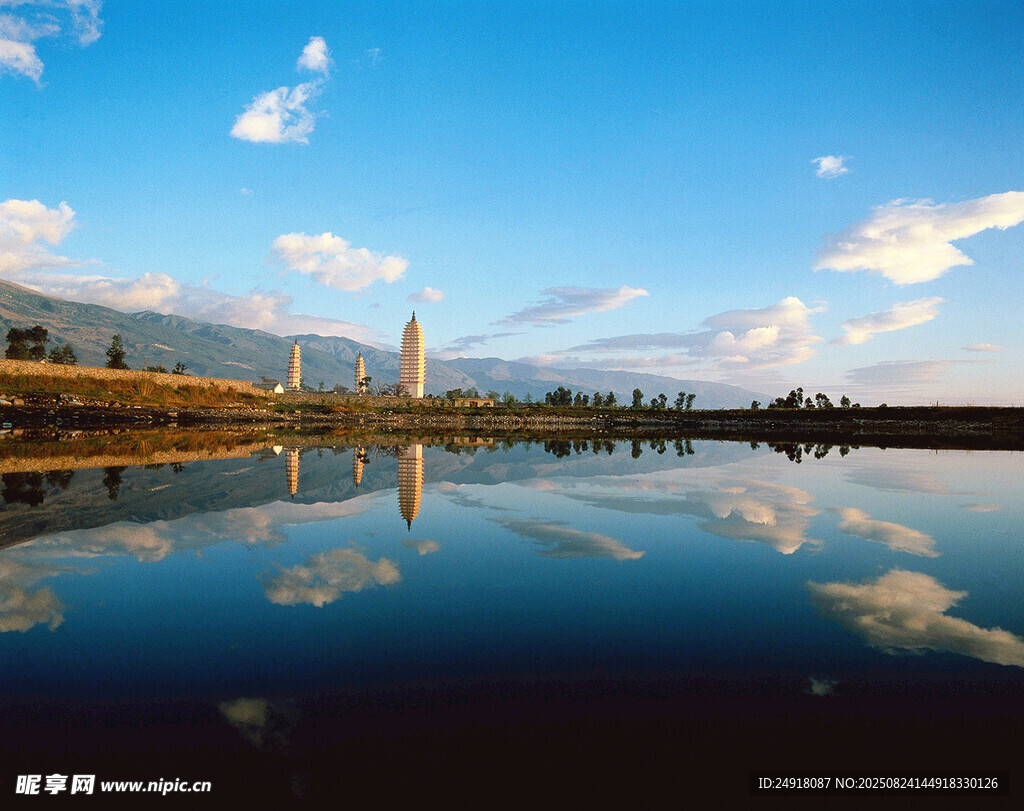 湖畔蓝天美景倒映