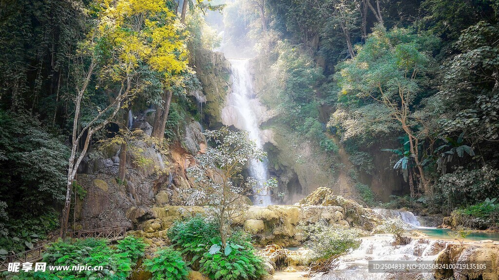 山林间的壮丽瀑布景观