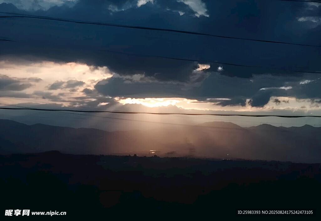 山区夕阳