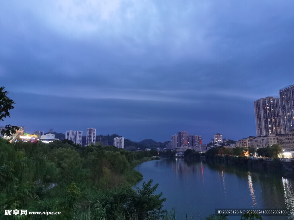 城市河畔暮色景观