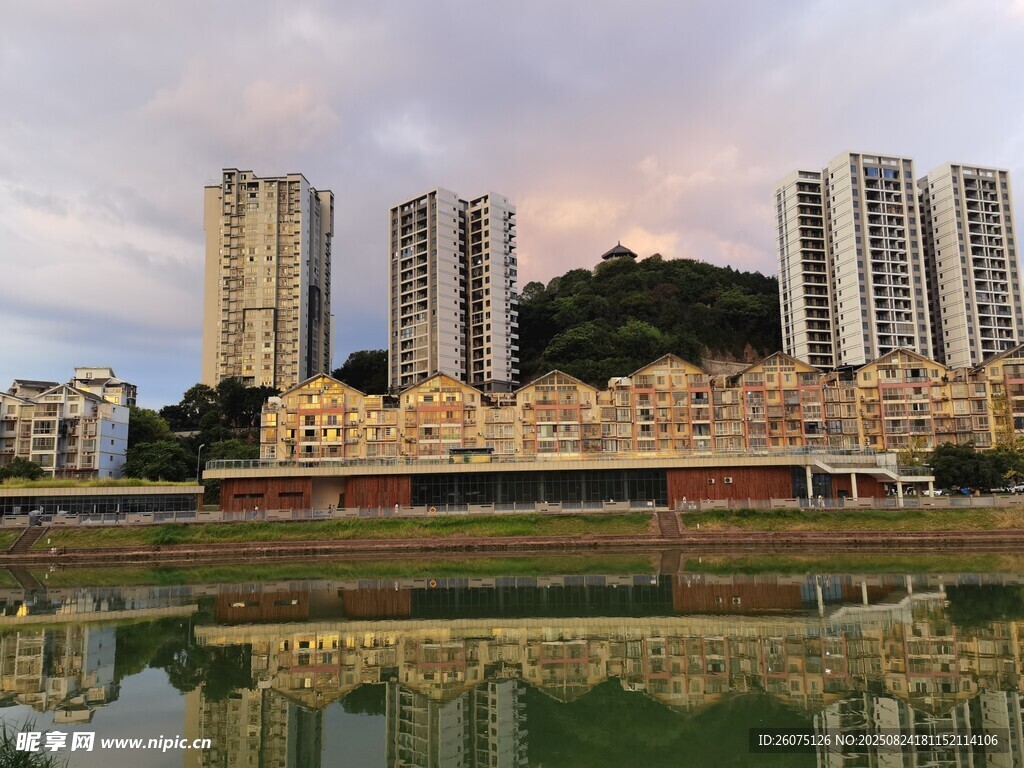 湖畔高楼美景倒映水面