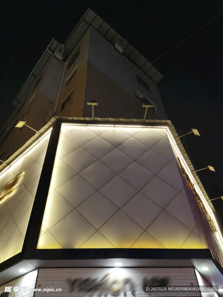 夜晚发光的独特建筑外观