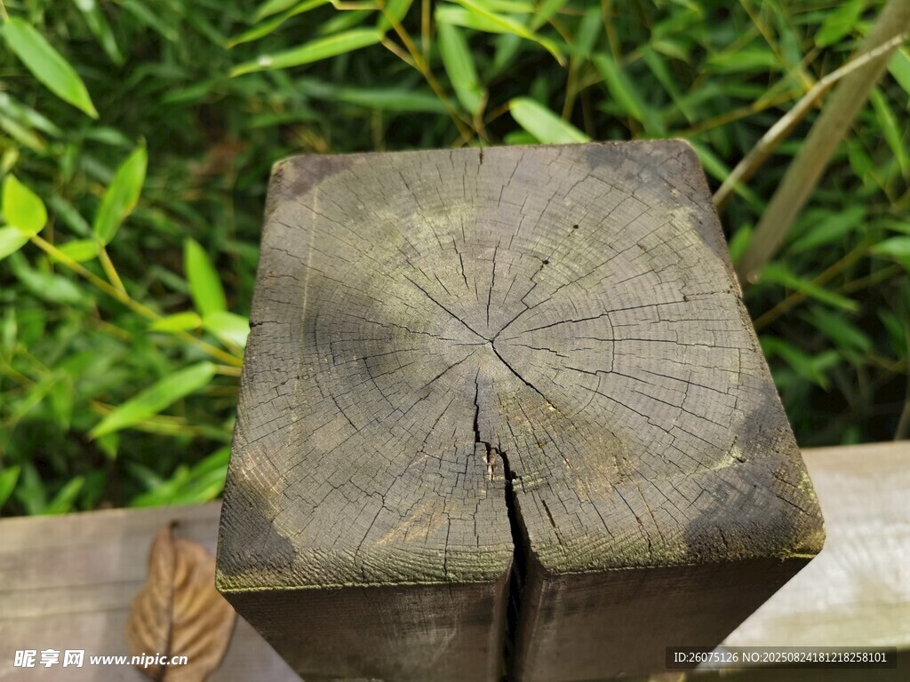 古朴裂纹方形护栏柱子