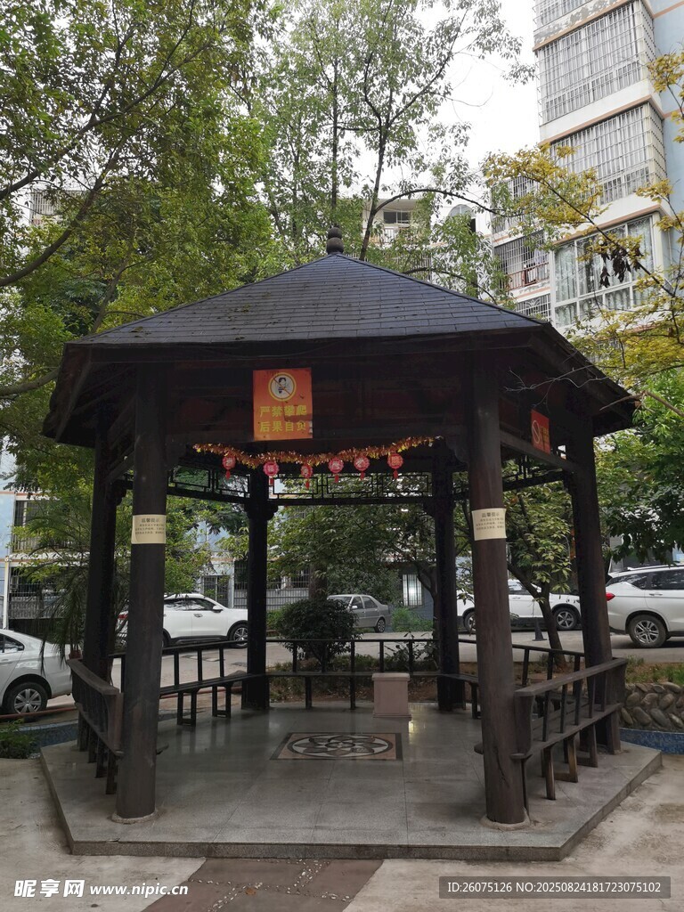 小区中式木质凉亭