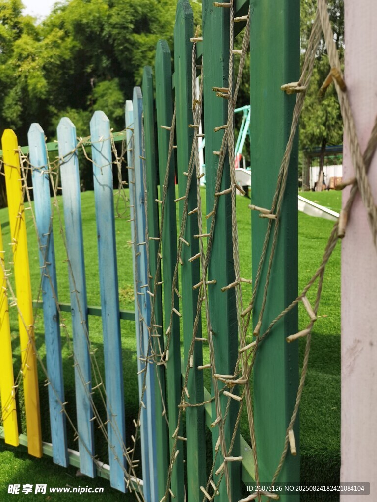 彩色木栅栏与绿植相伴