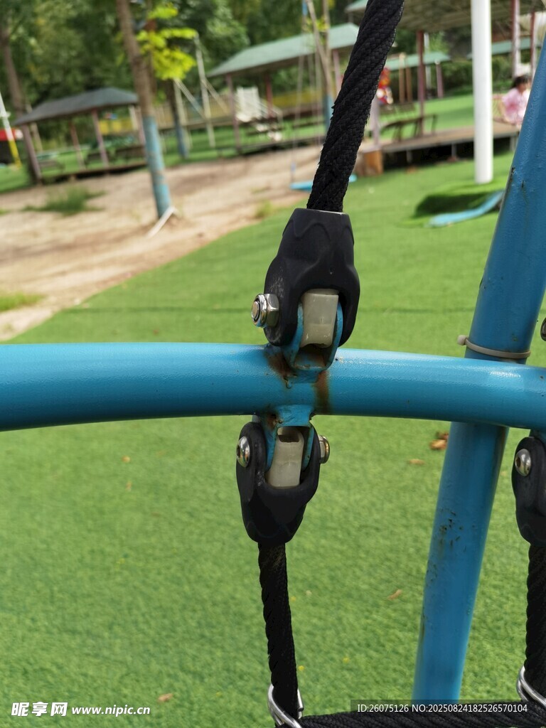 户外器材设施局部特写