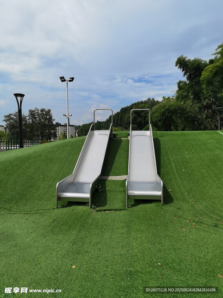 户外双滑梯草坪休闲场景