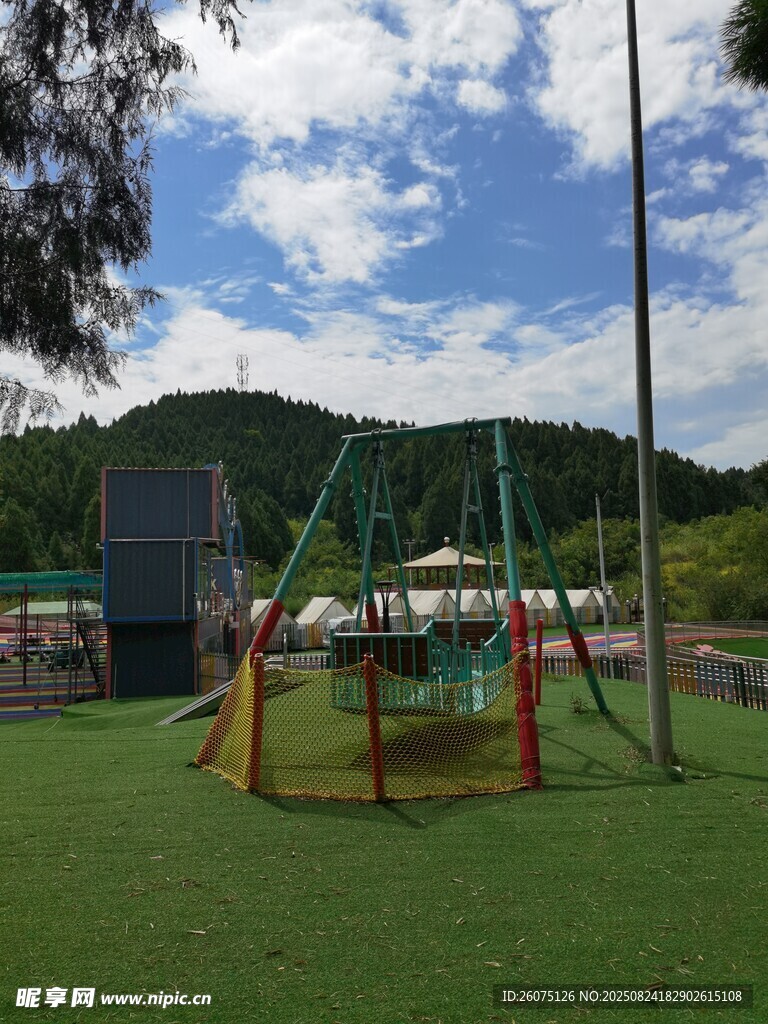户外儿童游乐区场景