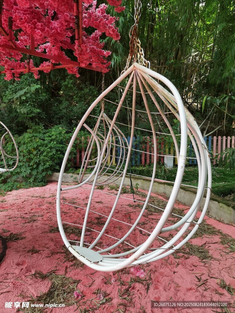 户外白色环形吊椅赏景