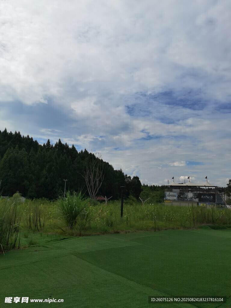 户外绿地与远处山林景观