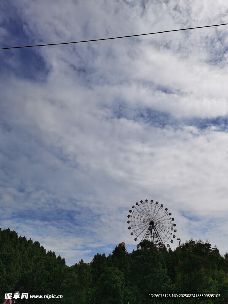 山林间的摩天轮