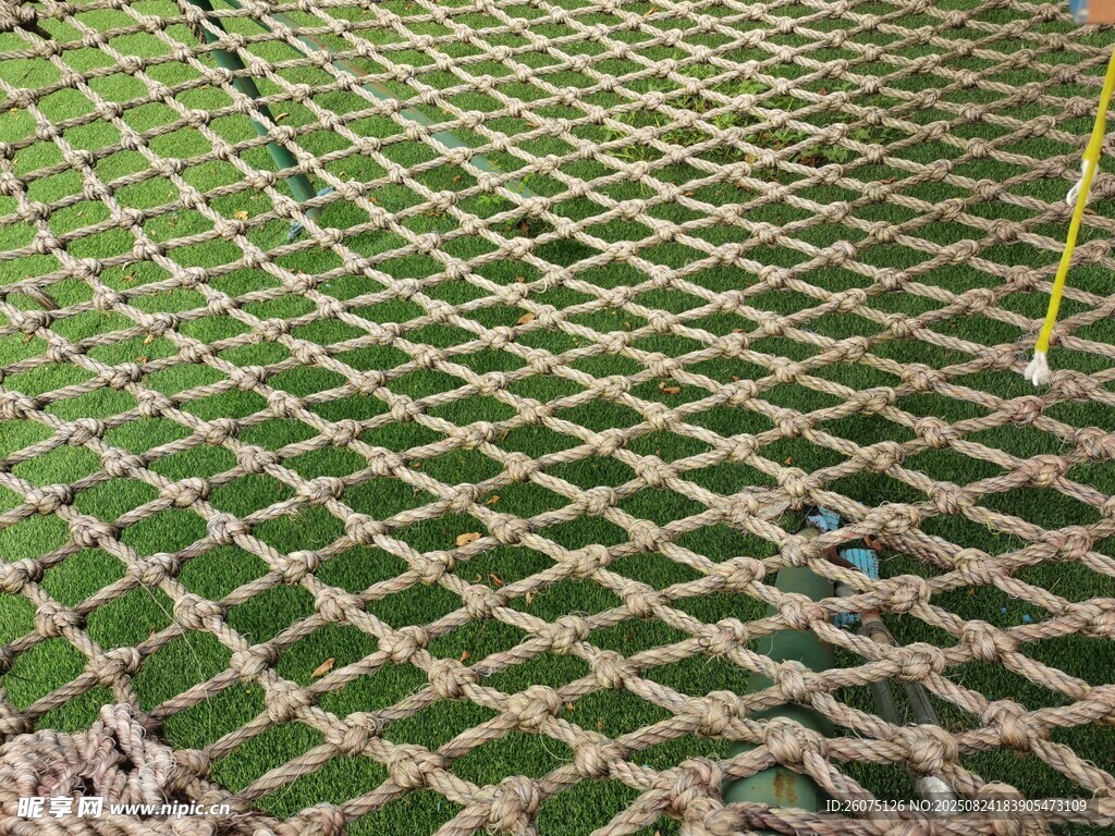 户外黄色防护网细节特写