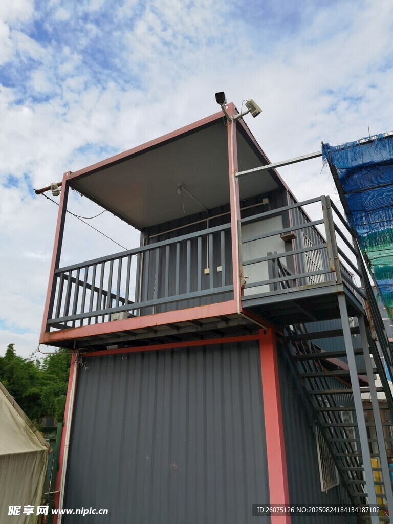 户外灰色墙体双层钢结构建筑