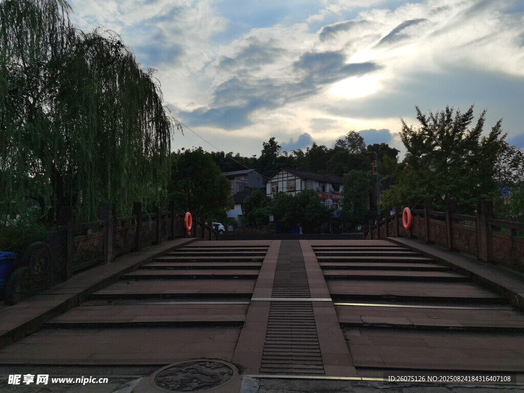 夕阳下的双向古朴石阶