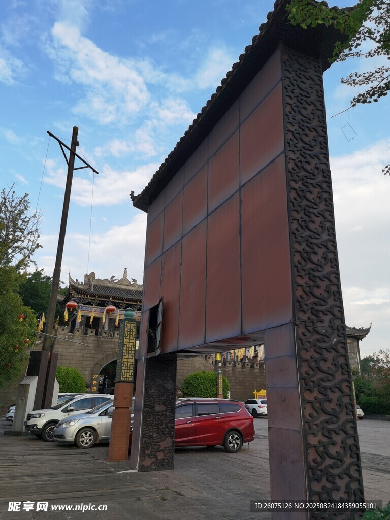 中式牌坊下的街道景象