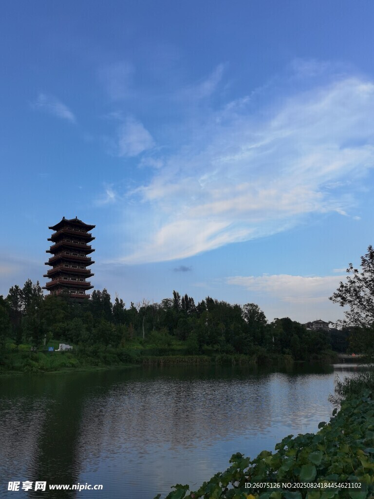 湖畔宝塔映蓝天