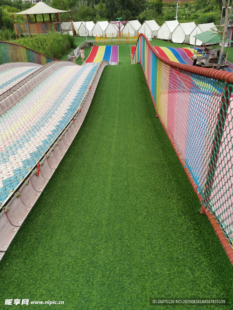 户外彩色游乐区绿色步道