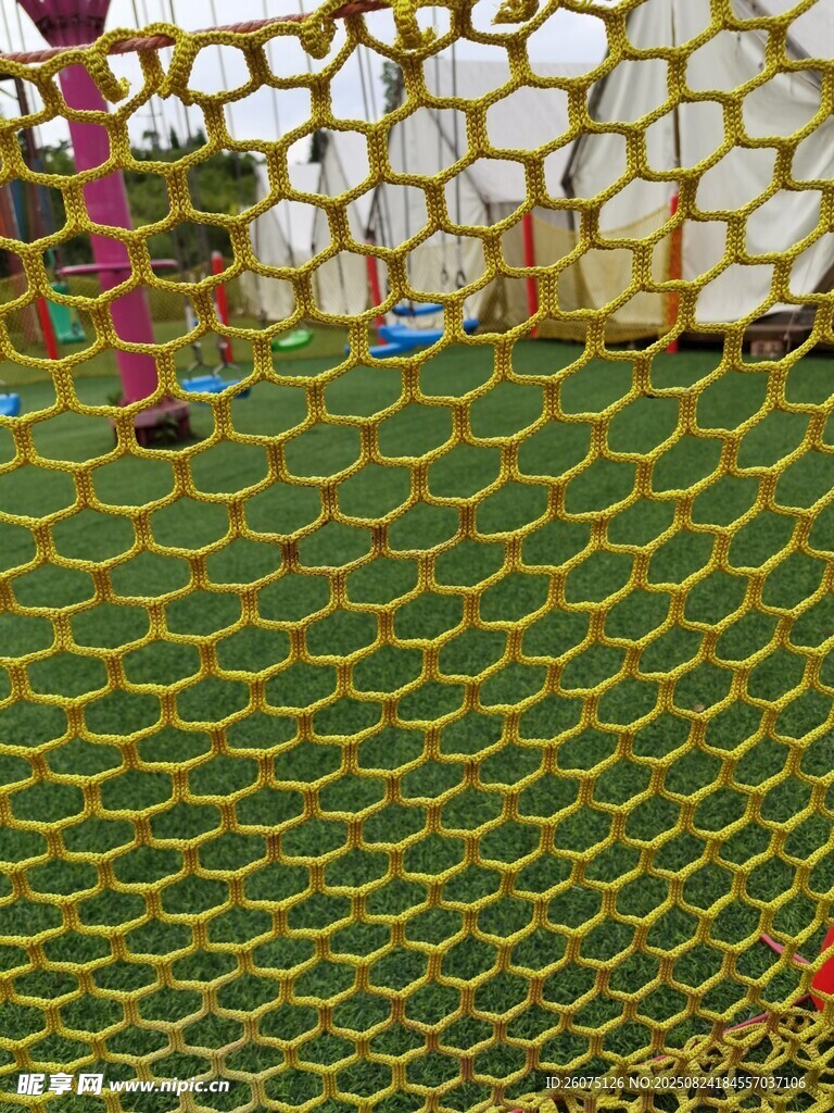 黄色网状围栏局部特写