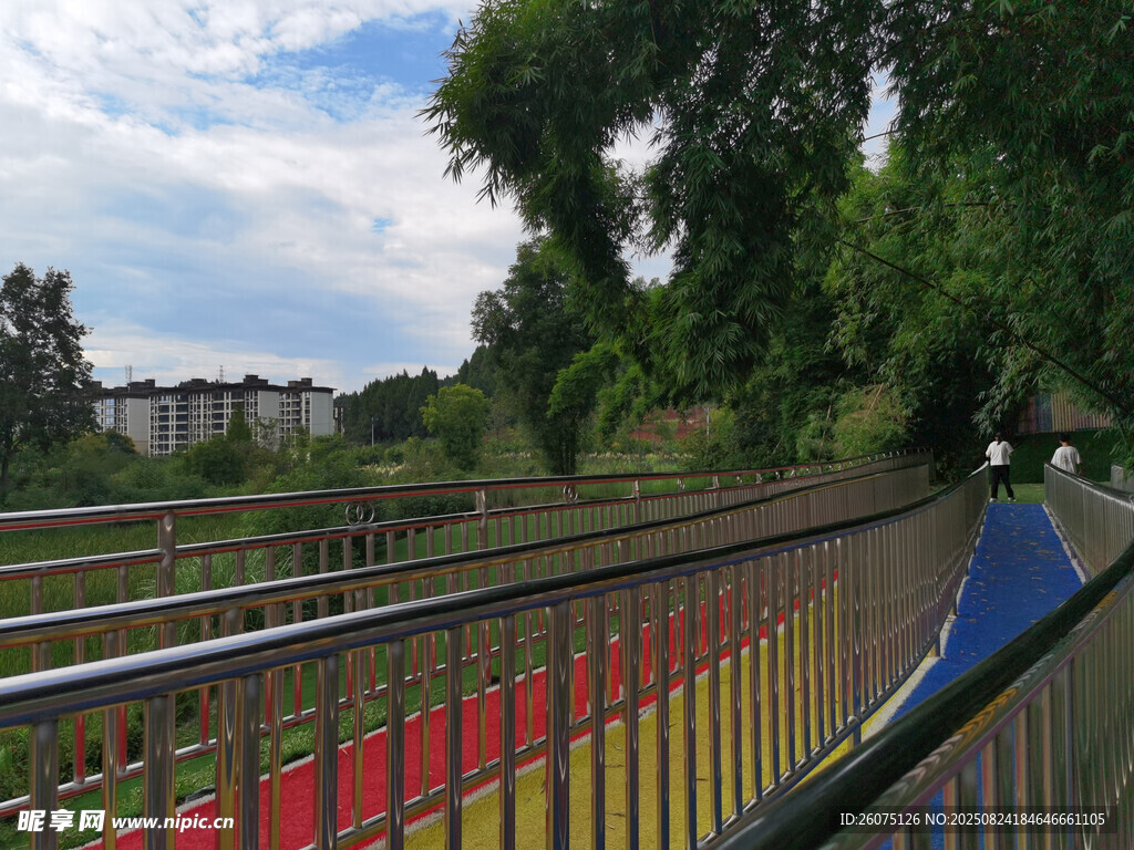户外彩色护栏与旁边绿植风景