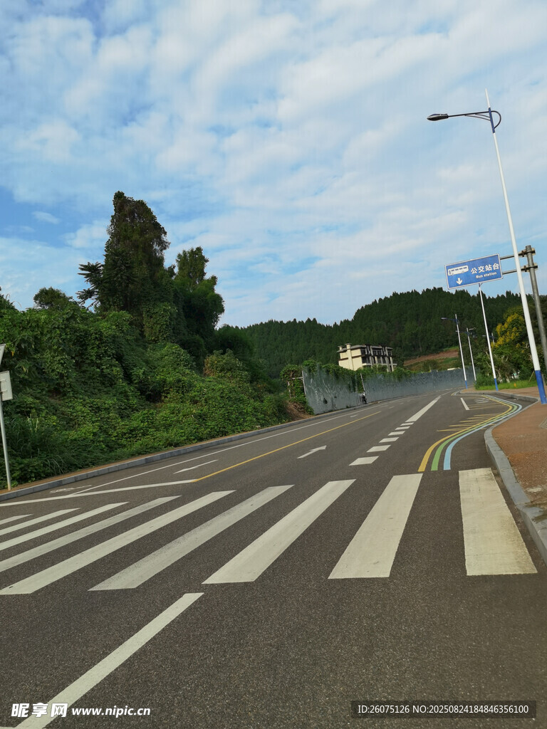 宽阔公路与蓝天白云风景