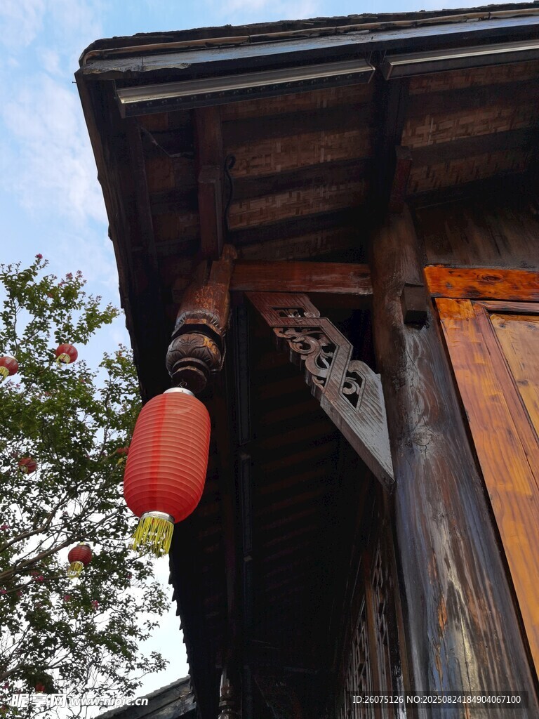 古建屋檐与悬挂的红灯笼