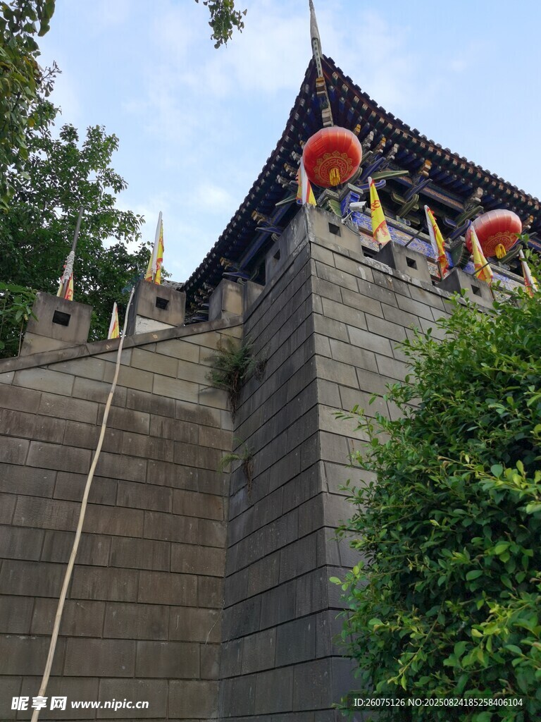 古墙楼阁挂红灯笼