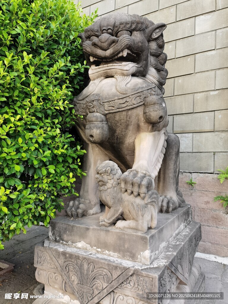 石狮子雕塑古朴威严