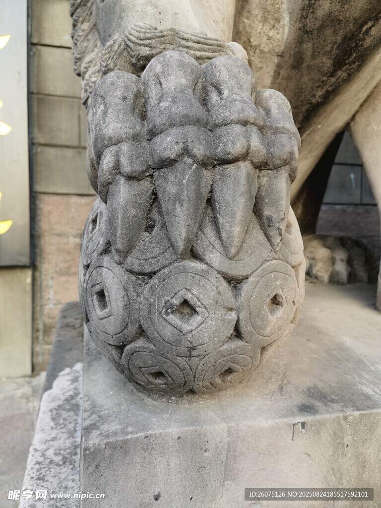 古老石雕石爪石球特写