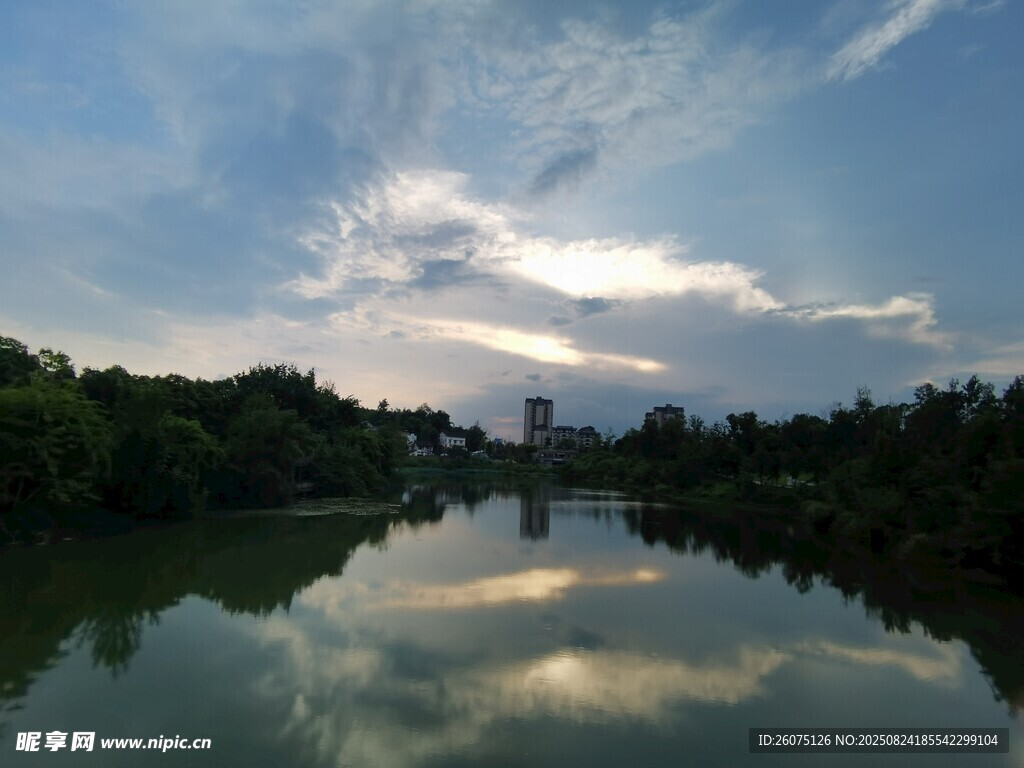 湖泊黄昏落日美景