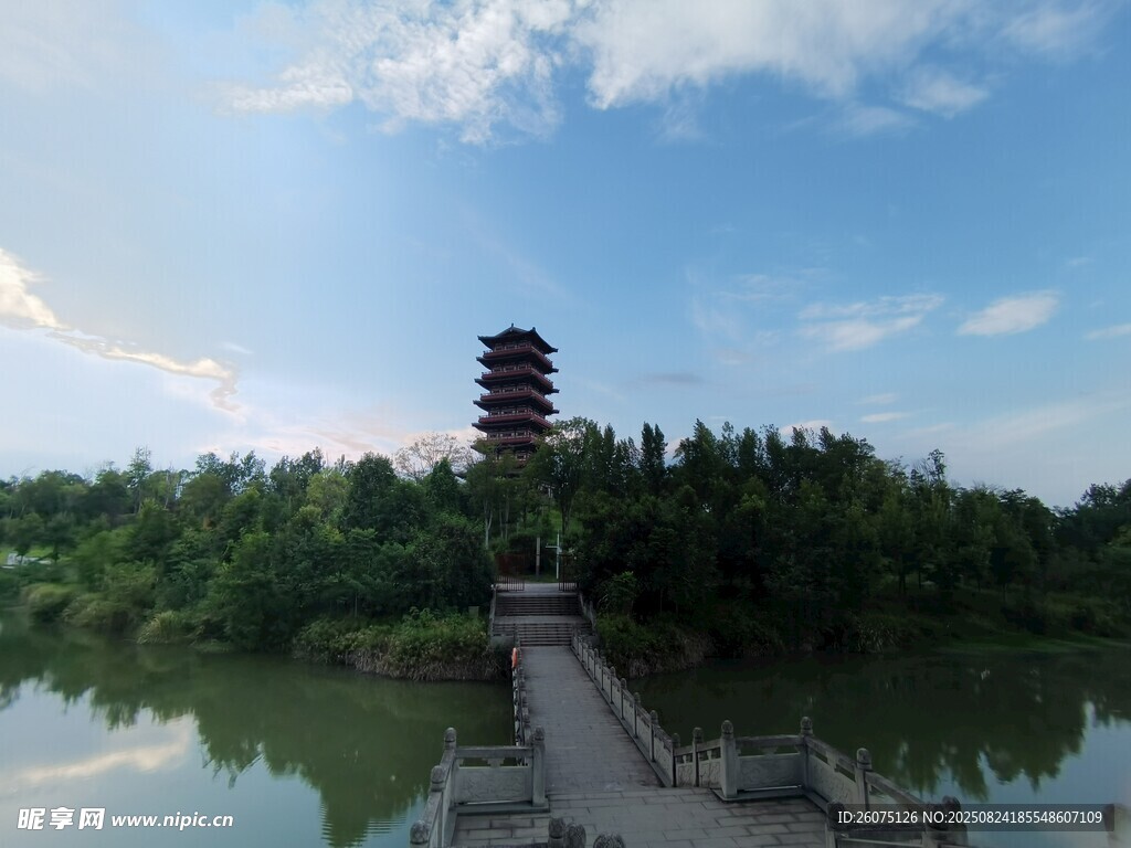湖畔宝塔风景
