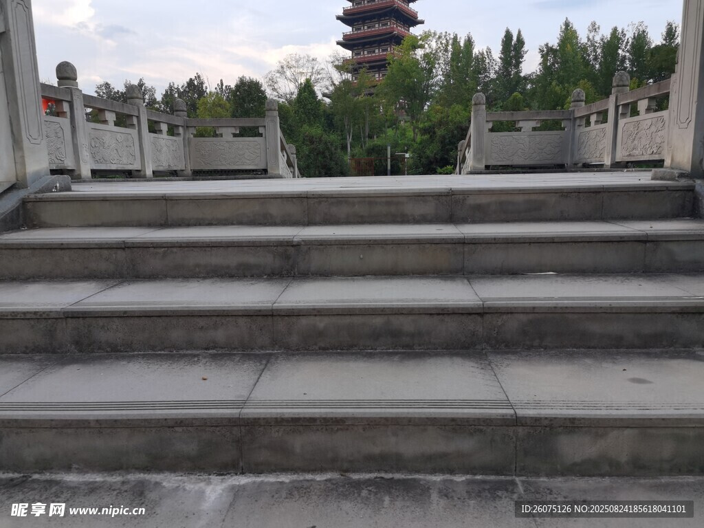 中式台阶特写与远处塔楼